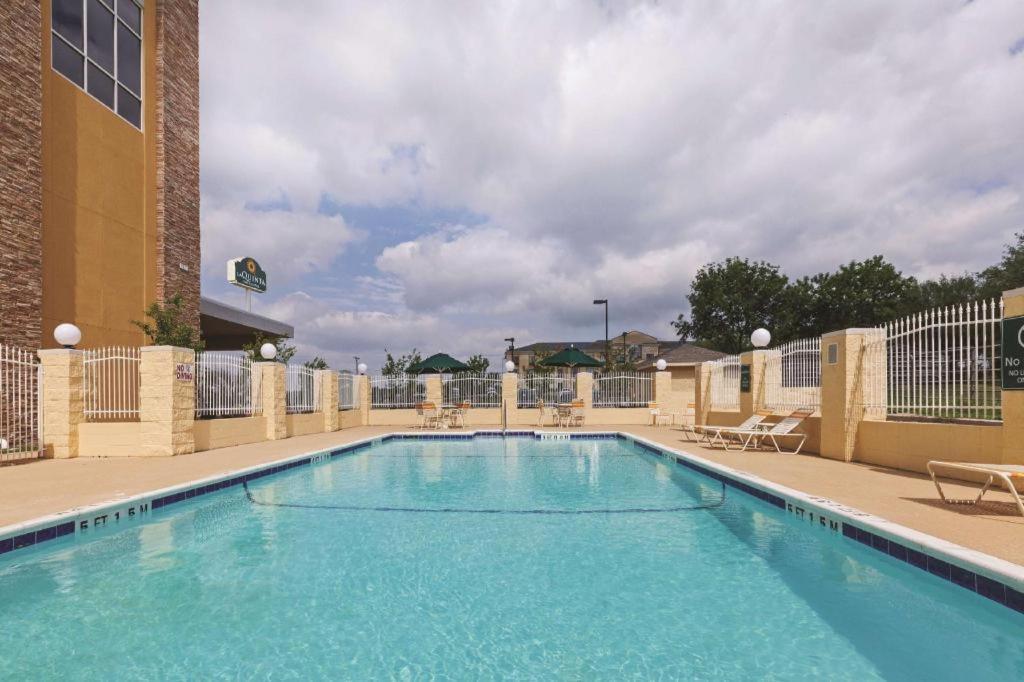 La Quinta By Wyndham Beeville Exteriör bild
