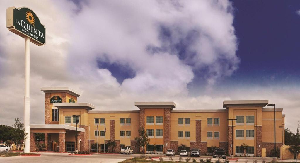 La Quinta By Wyndham Beeville Exteriör bild